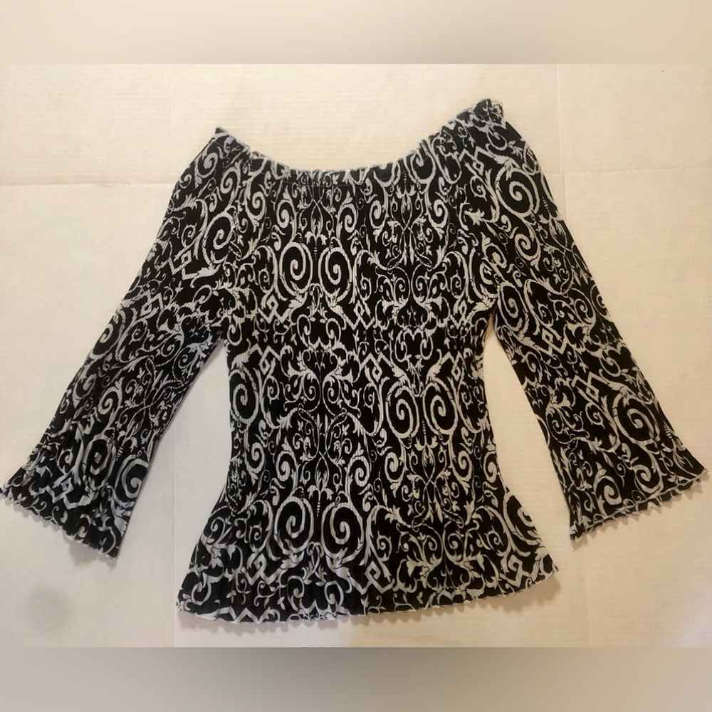 Piano Stretch Woman’s Top Size Large Black and White Pattern
